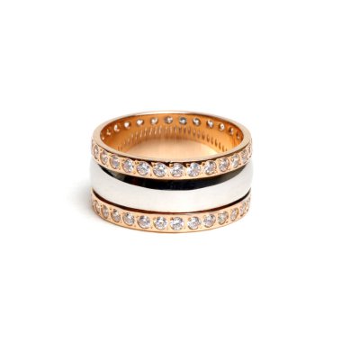 Beyaz arkaplanda izole edilmiş altın yüzük