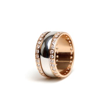 Beyaz arkaplanda izole edilmiş altın yüzük