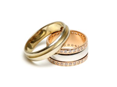 Beyaz arkaplanda izole edilmiş altın halkalar