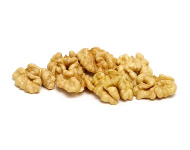 Beyaz arkaplanda izole edilmiş cevizler