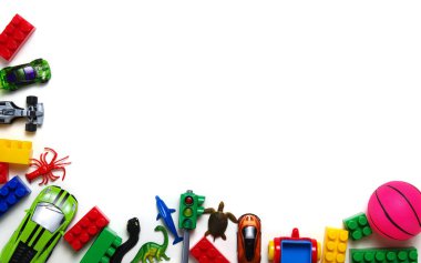 Beyaz arka planda çocuk oyuncakları. Üst Manzara. Metin için alanı kopyala