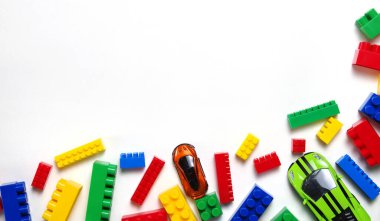 Oyuncak koleksiyonu beyaz arkaplanda izole edildi 