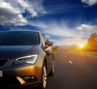  Araba ve ışık yolda..