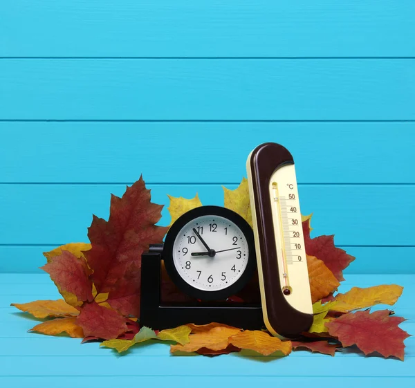 Autumn Leafs Alarm Clock Wooden Background Concept Fall Time — Stock Photo, Image