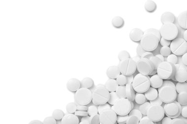 Beyaz arka planda bir sürü hap..