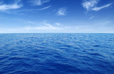  Gökyüzünde deniz suyu yüzeyi