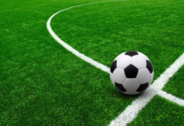 Yeşil futbol sahası arka planında fotokopi alanı ile futbol topu 