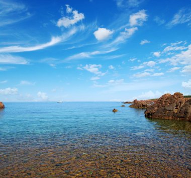 Mavi deniz ve gökyüzündeki bulutlar