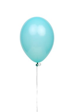Beyaz arkaplanda izole edilmiş mavi helyum balonu.