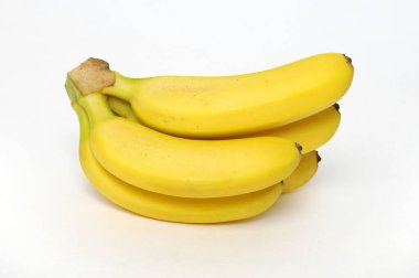 Beyaz arkaplanda izole edilmiş bir grup bebek muz