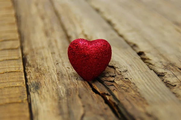 Corazón Rojo Sobre Fondo Madera —  Fotos de Stock