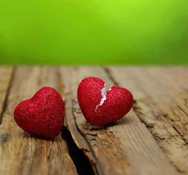 Concepto Amor Corazón Roto Engañando Madera Fondo Verde —  Fotos de Stock