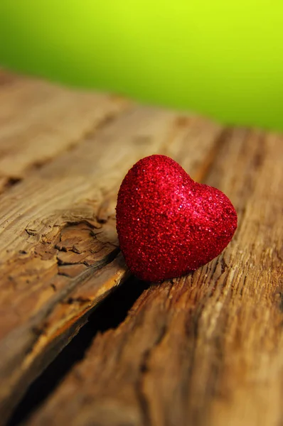 Cuore Rosso Sfondo Verde Legno — Foto Stock