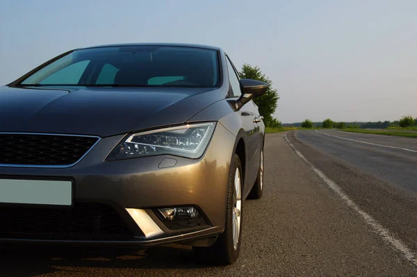 Silbernes Auto Und Unterwegs — Stockfoto