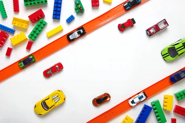 Oyuncak araba ve yarış pisti beyaz arka planda izole edildi