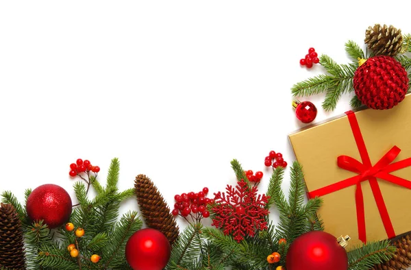 クリスマスの構図 木の枝 ギフトボックス 赤いベリー 白い背景のコーン — ストック写真