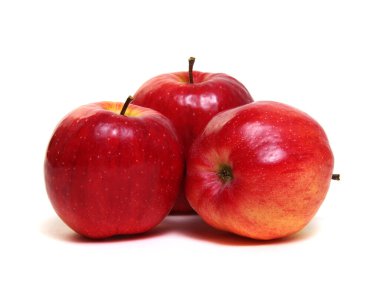 Beyaz arkaplanda kırmızı elma