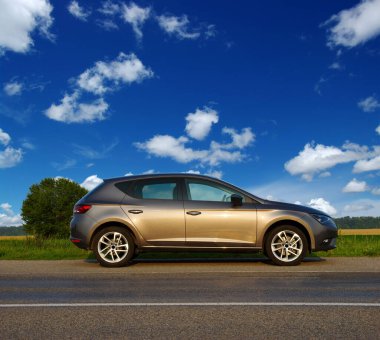 Gümüş araba ve yolda.