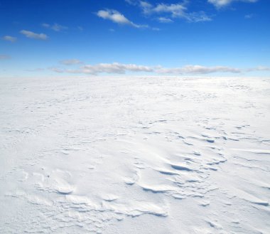  Kar ve gökyüzünün kış manzarası