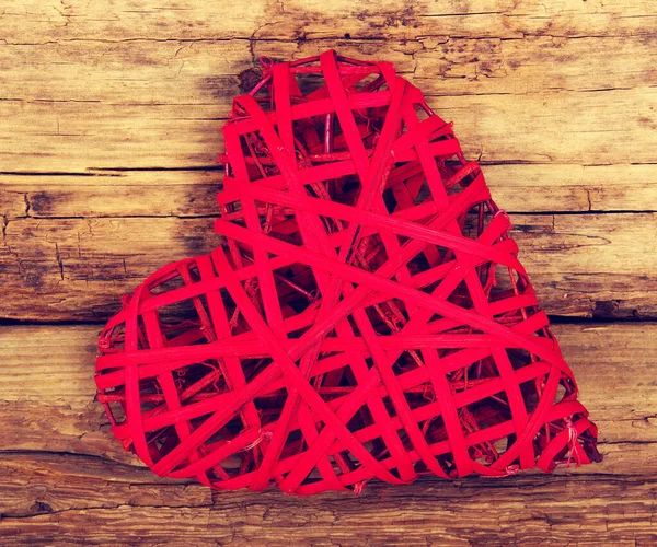 Rotes Herz Auf Einem Hintergrund Aus Holz — Stockfoto