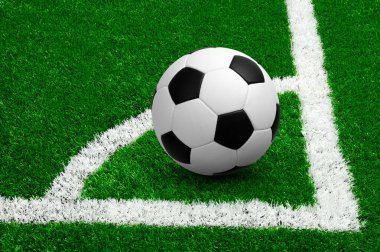 Yeşil futbol sahası arka planında fotokopi alanı ile futbol topu 