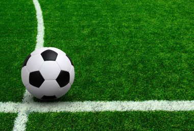 Yeşil futbol sahası arka planında fotokopi alanı ile futbol topu 