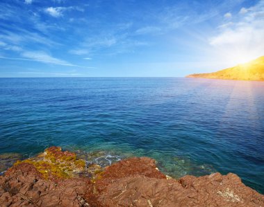 Gökyüzünde mavi deniz ve güneş