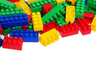Plastik yapı blokları beyaz arkaplanda izole edildi
