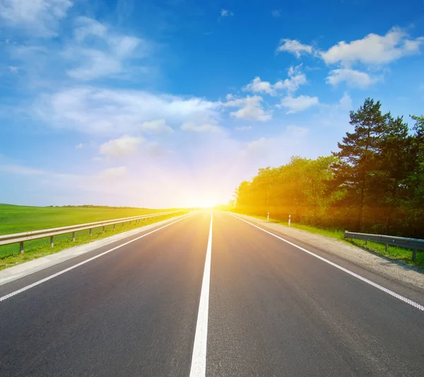 Voiture Asphalte Route Nuages Sur Ciel Bleu Dans Journée Été — Photo