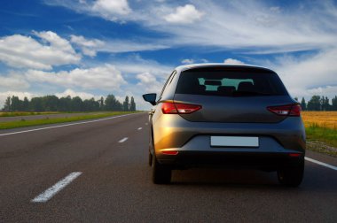 Gümüş araba ve yolda.