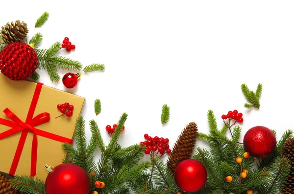 Vánoční Kompozice Jedle Větve Dárková Krabice Červené Bobule Kužely Bílém — Stock fotografie