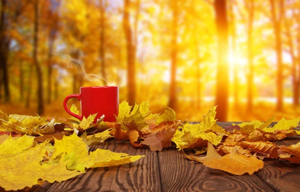 Foglie Autunnali Una Calda Tazza Caffè Fumante Tavolo Legno Sfondo — Foto Stock