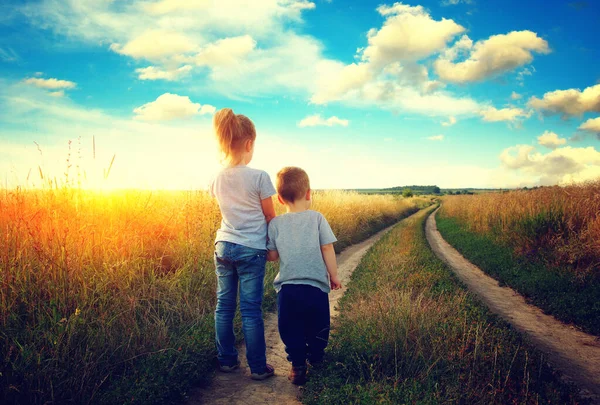 Junge Und Mädchen Auf Dem Feld Beim Blick Die Landschaft — Stockfoto