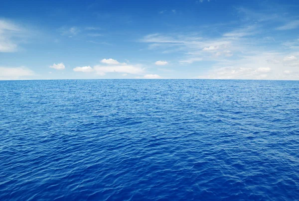 Deniz Manzarası Bulutlu Mavi Gökyüzü — Stok fotoğraf