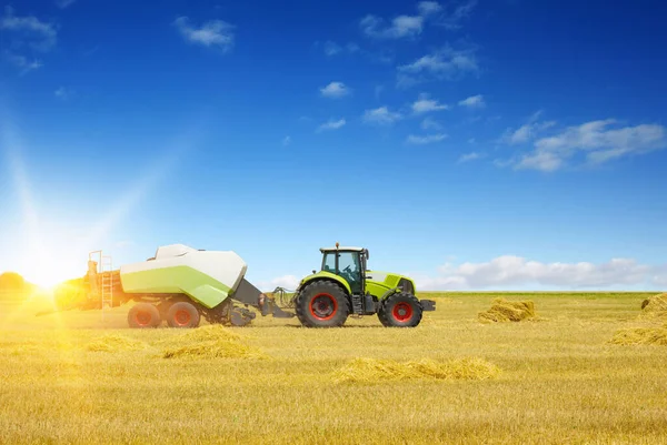 Trattore Che Lavora Campo Agricolo — Foto Stock