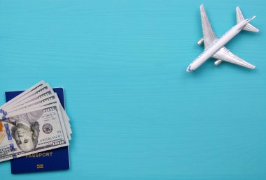 Model uçak, mavi arka planda uçak. seyahat ve ulaşım kavramı