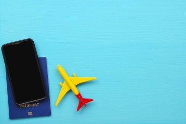 Model uçak, mavi arka planda uçak. seyahat ve ulaşım kavramı