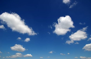  gökyüzü arkaplanı ve beyaz bulutlar