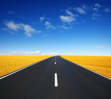 Asfalt araba yolu ve bulutlar yaz günü mavi gökyüzünde