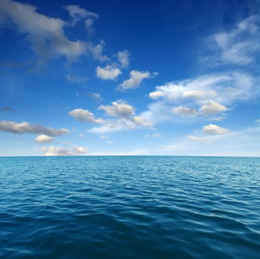 Gökyüzünde mavi deniz suyu yüzeyi