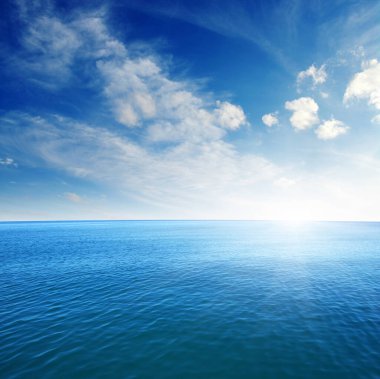 Gökyüzünde mavi deniz ve güneş