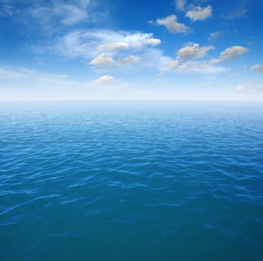 Gökyüzünde mavi deniz suyu yüzeyi