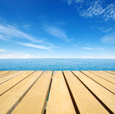 Ahşap, mavi deniz ve gökyüzü arka planı