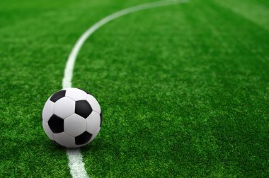 Yeşil futbol sahası arka planında fotokopi alanı ile futbol topu 