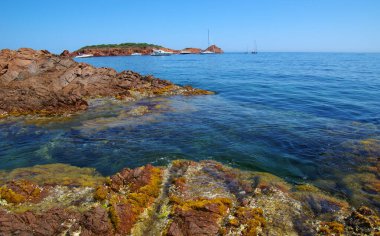 Güzel bir yaz panoramik deniz manzarası. Uçurumun berrak gök mavisi deniz yatlarının ufuktaki görüntüsü..