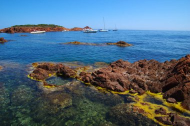 Güzel bir yaz panoramik deniz manzarası. Uçurumun berrak gök mavisi deniz yatlarının ufuktaki görüntüsü..