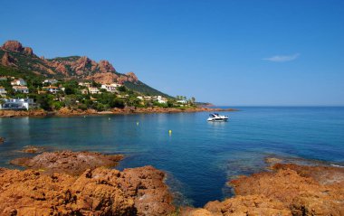 Güzel bir yaz panoramik deniz manzarası. Uçurumun berrak gök mavisi deniz yatlarının ufuktaki görüntüsü..