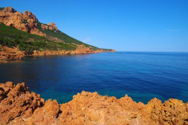 Denizin taşlı manzarası. Koyda berrak mavi su.