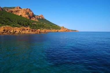 Denizin taşlı manzarası. Koyda berrak mavi su.