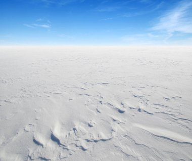 Kar ve bulutlu gökyüzü